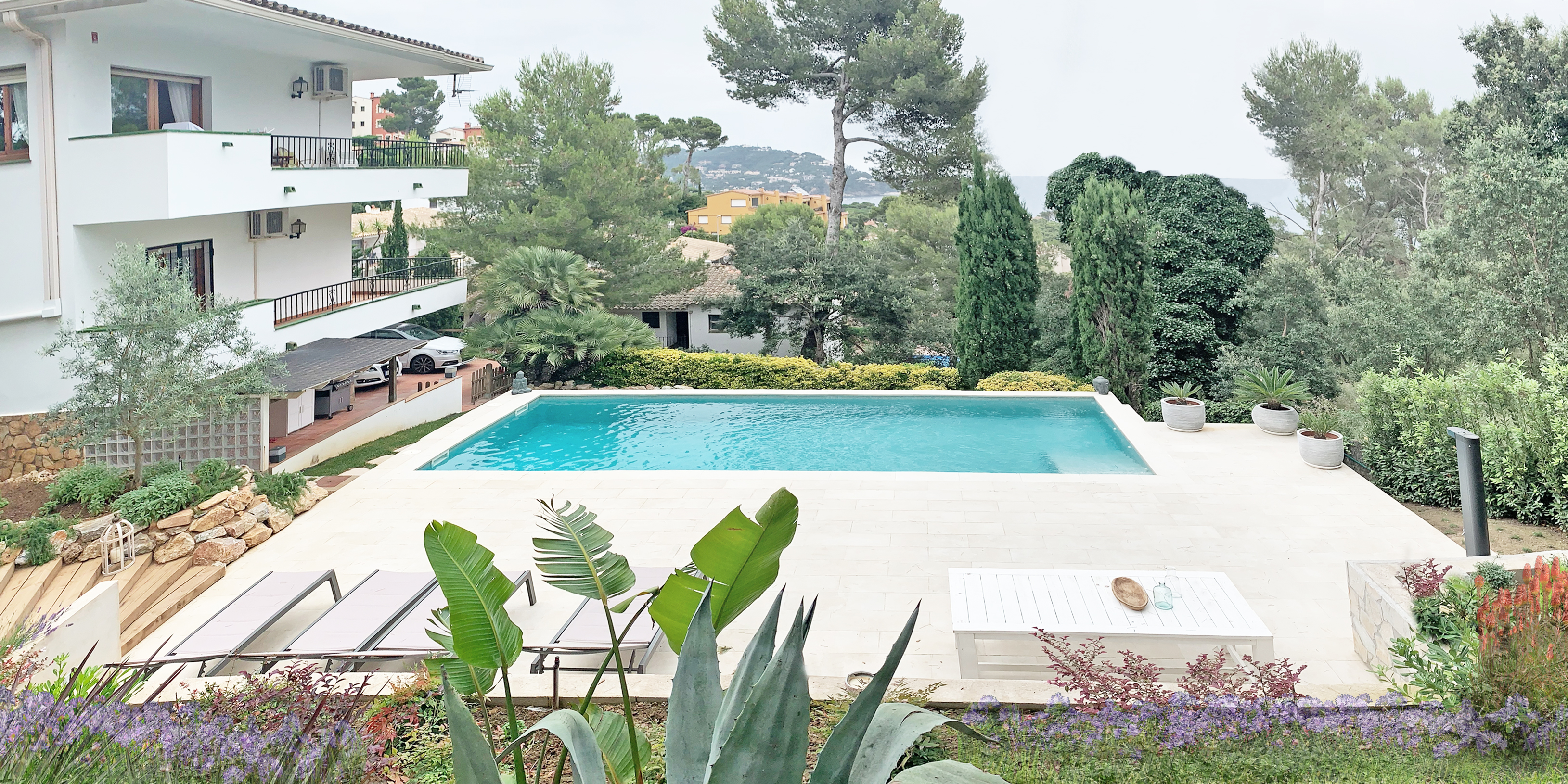 Piscina i jardí a la Costa Brava